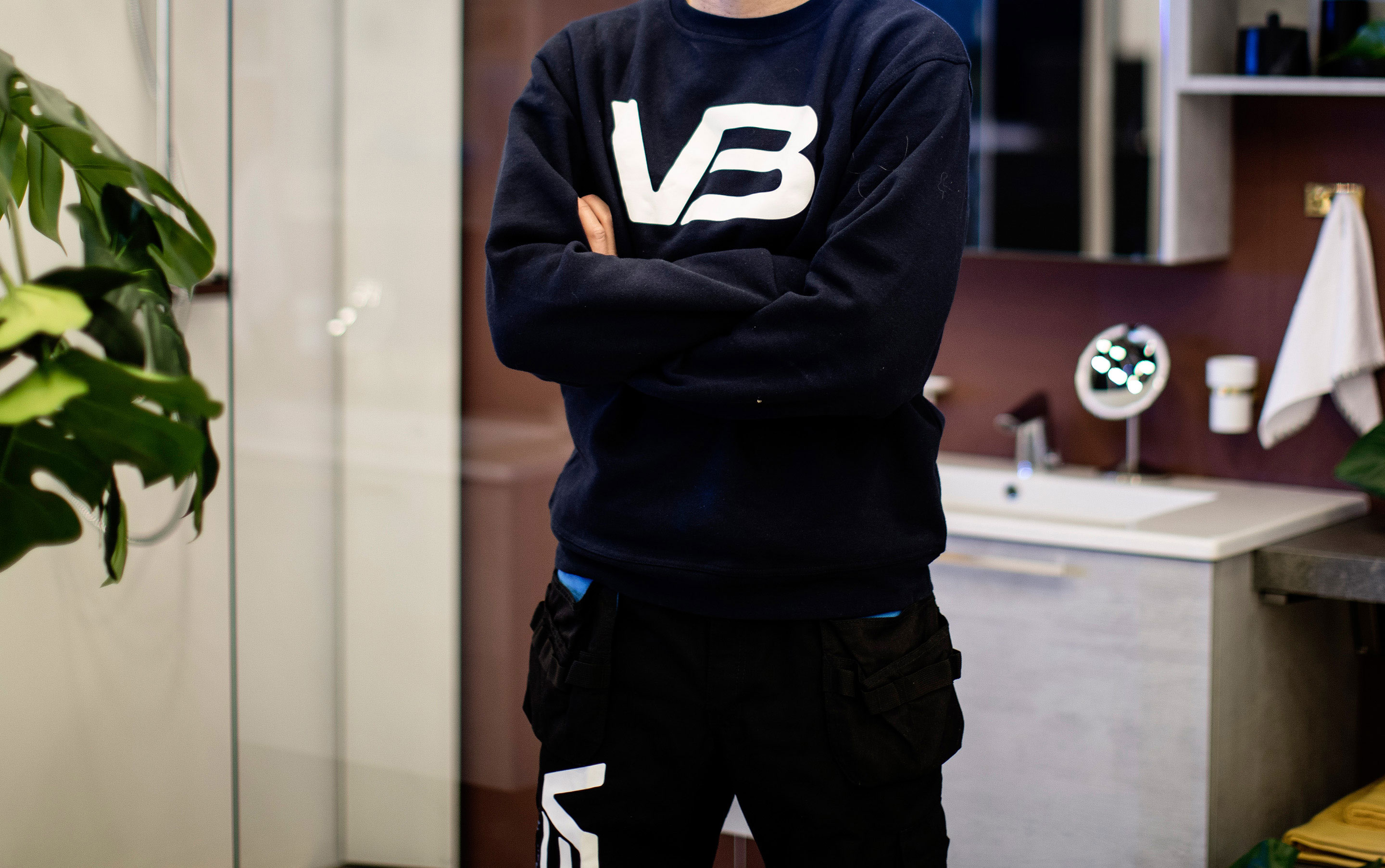 VB medarbider med mørkeblå VB-genser