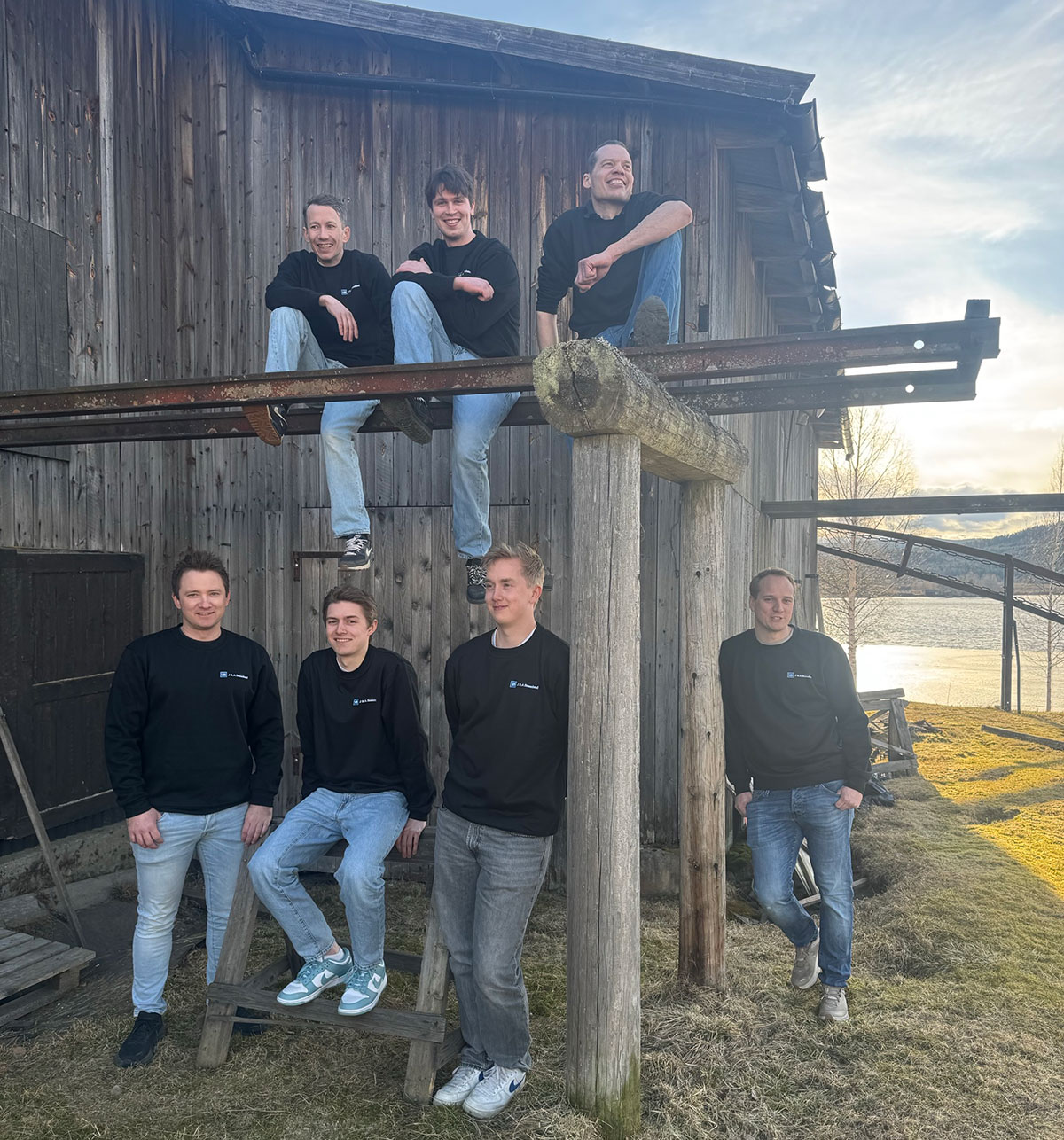 Rørleggerne i J & A Rosenlund poserer ved et gammel bygg.